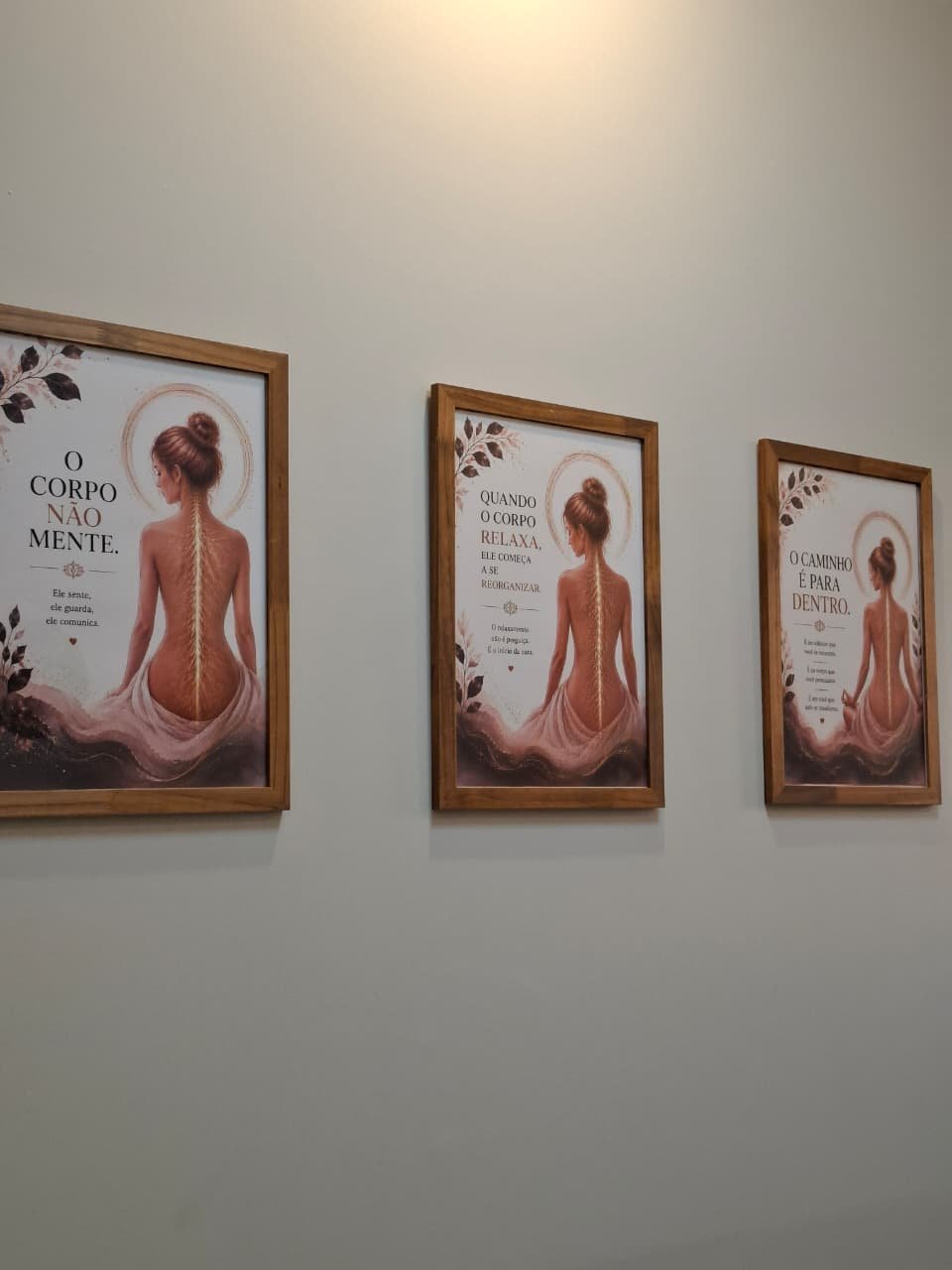 Quadros com frases sobre o corpo e bem-estar na sala de atendimento